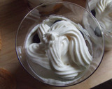 Foto del paso 5 de la receta: Crema de mascarpone con fresitas salvajes, grosellas y arándanos azules