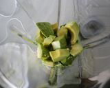 Foto del paso 1 de la receta: Crema fría de aguacate con limón y cilantro fresco