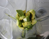 Foto del paso 1 de la receta: Crema fría de aguacate con limón y cilantro fresco