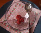 Foto del paso 1 de la receta: Helado de chocolate con trocitos y frambuesas