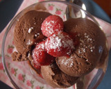 Foto del paso 2 de la receta: Helado de chocolate con trocitos y frambuesas