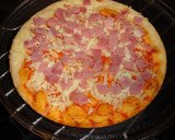 Foto del paso 2 de la receta: Pizza de jamón ibérico, jamón york y queso