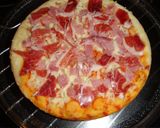 Foto del paso 3 de la receta: Pizza de jamón ibérico, jamón york y queso