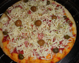 Foto del paso 4 de la receta: Pizza de jamón ibérico, jamón york y queso