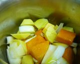 Foto del paso 1 de la receta: Chupito de puré de patata al azafrán con boletus y virutas de foie
