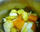 Foto del paso 1 de la receta: Chupito de puré de patata al azafrán con boletus y virutas de foie