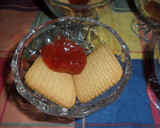 Foto del paso 6 de la receta: Gelatina de limón con masitas y fresas confitadas