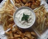 Foto del paso 5 de la receta: Pollo con patatas al horno y salsa cremosa de yogur griego