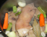 Foto del paso 3 de la receta: Manitas de cerdo guisadas