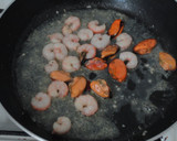 Foto del paso 2 de la receta: Ventrescas de merluza con gambas y mejillones al ajillo