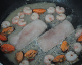 Foto del paso 4 de la receta: Ventrescas de merluza con gambas y mejillones al ajillo