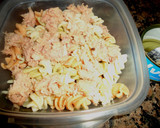 Foto del paso 2 de la receta: Ensalada de espirales con palitos de mar y atún