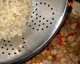 Foto del paso 5 de la receta: Berenjenas rellenas de arroz integral y gambas