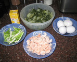 Foto del paso 1 de la receta: Huevos al plato con ajos tiernos, gambas y nata