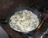 Foto del paso 3 de la receta: Huevos al plato con ajos tiernos, gambas y nata