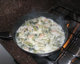 Foto del paso 3 de la receta: Huevos al plato con ajos tiernos, gambas y nata