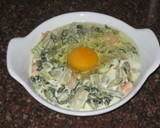 Foto del paso 4 de la receta: Huevos al plato con ajos tiernos, gambas y nata