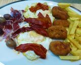 Foto del paso 2 de la receta: Plato combinado de huevos fritos con jamón y croquetas de boletus
