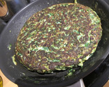 Foto del paso 4 de la receta: Tortilla de espinacas y cebolla