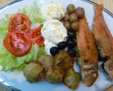 Foto del paso 3 de la receta: Plato combinado de salmonetes fritos y ensalada