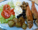 Foto del paso 3 de la receta: Plato combinado de salmonetes fritos y ensalada