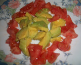 Foto del paso 1 de la receta: Ensalada de aguacates con queso y gulas