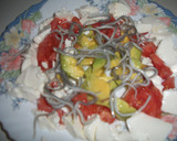Foto del paso 2 de la receta: Ensalada de aguacates con queso y gulas
