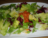 Foto del paso 2 de la receta: Ensalada de lechugas con atún en tomate