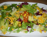 Foto del paso 3 de la receta: Ensalada de lechugas con atún en tomate