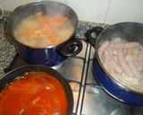 Foto del paso 2 de la receta: Espaguetis al tomate con salchicha parrillera
