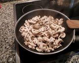 Foto del paso 1 de la receta: Hojaldre de champiñones y jamón serrano con gambas
