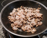 Foto del paso 2 de la receta: Hojaldre de champiñones y jamón serrano con gambas