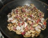Foto del paso 4 de la receta: Hojaldre de champiñones y jamón serrano con gambas