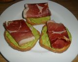 Foto del paso 2 de la receta: Tostada con palta, jamón y pincho agridulce