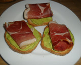 Foto del paso 2 de la receta: Tostada con palta, jamón y pincho agridulce