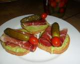 Foto del paso 3 de la receta: Tostada con palta, jamón y pincho agridulce