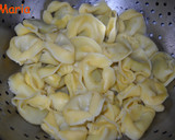 Foto del paso 1 de la receta: Tortellini de espinacas y queso con salsa de brócoli y coliflor
