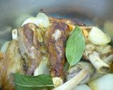 Foto del paso 2 de la receta: Jarretes de cordero con vino tinto