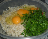 Foto del paso 2 de la receta: Buñuelos de arroz con morrón y perejil
