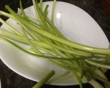 Foto del paso 1 de la receta: Tortilla de ajos tiernos de la iaia