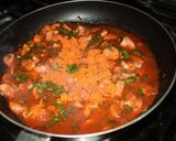 Foto del paso 4 de la receta: Corbatitas con tuco y salchichas