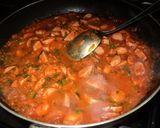 Foto del paso 5 de la receta: Corbatitas con tuco y salchichas