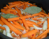 Foto del paso 1 de la receta: Pollo en escabeche con popurrí de pimientas