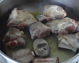 Foto del paso 1 de la receta: Cordero guisado con ciruelas y pasas