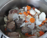 Foto del paso 2 de la receta: Cordero guisado con ciruelas y pasas
