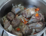 Foto del paso 3 de la receta: Cordero guisado con ciruelas y pasas