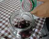 Foto del paso 2 de la receta: Licor de ciruelas rojas