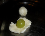 Foto del paso 1 de la receta: Bombones de uvas con queso de cabra al coco
