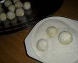 Foto del paso 2 de la receta: Bombones de uvas con queso de cabra al coco