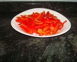 Foto del paso 1 de la receta: Tiras de pimientos rojos al ajillo
